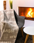 KUSCHELDECKE "Ufbasse/kenn Stress" (taupe) - Pfälzer Freiheit