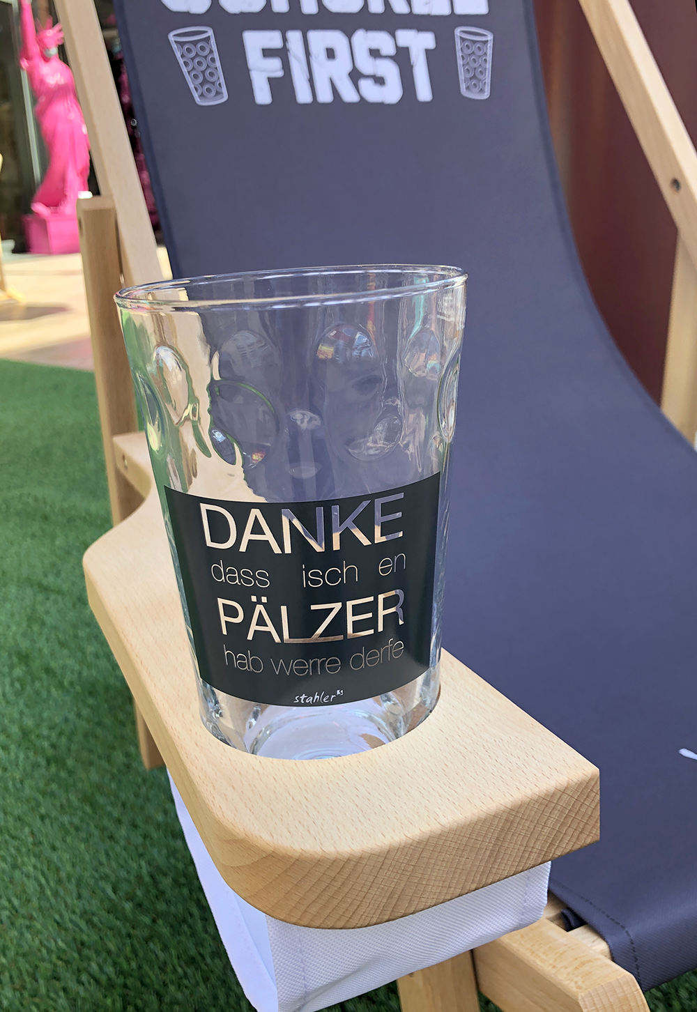 Liegestuhl mit Getränkehalter  &quot;Heut´ist irgendetwas faul...&quot; - Pfälzer Freiheit